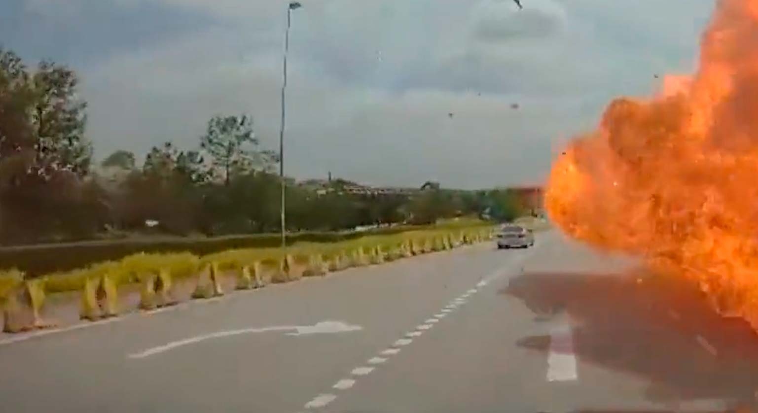 Vídeo: Avião cai sobre carro e moto em rodovia, explode e mata 10 pessoas
